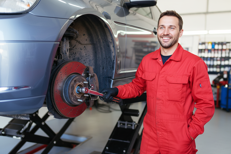Qué hacer si tu carro vibra o hace ruidos al frenar