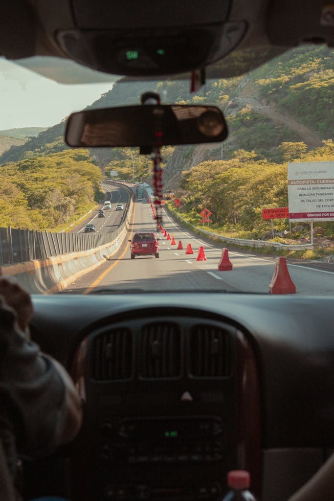 Imagen actual: View from car interior of a road trip through Mexican mountains.