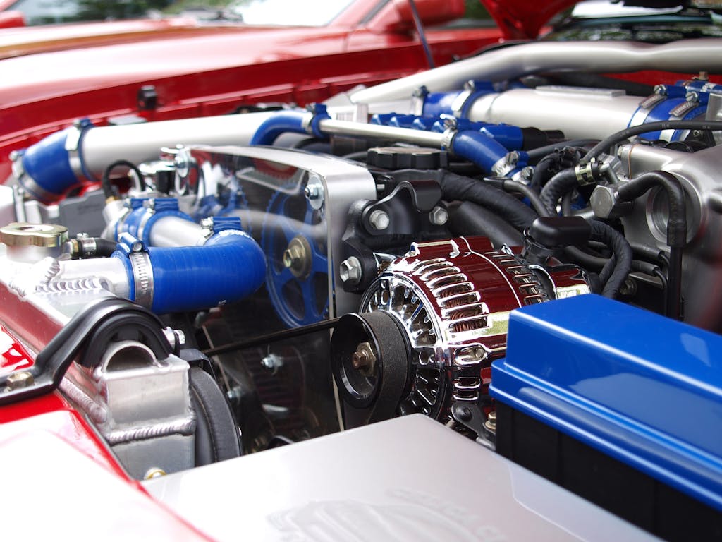 Imagen actual: Detailed view of a clean modern car engine with vibrant colored components and sleek design.