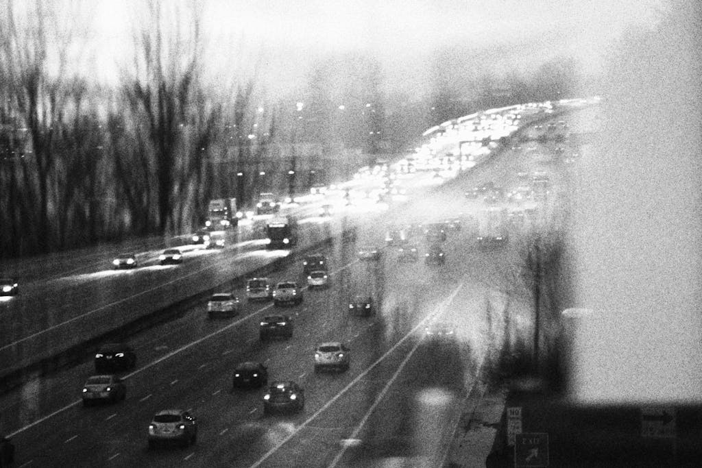 Imagen actual: Moody black and white image of busy highway traffic in SeaTac, Washington.