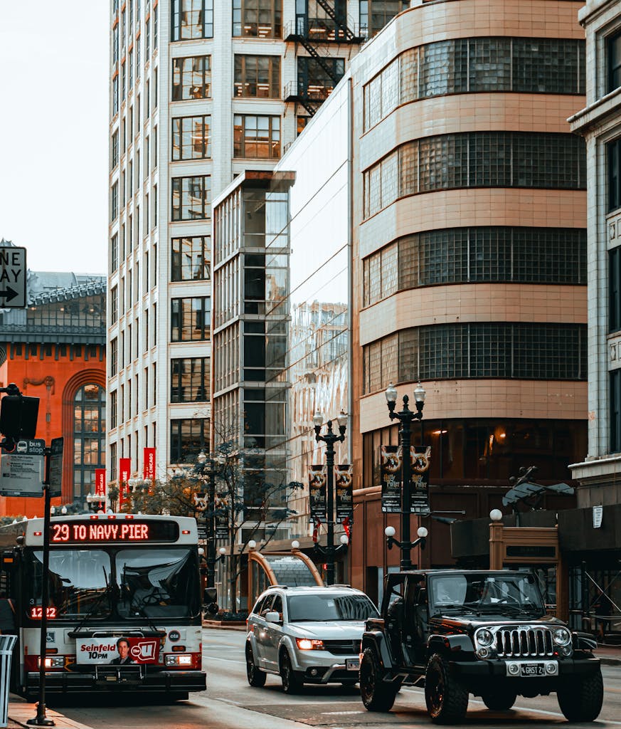 Imagen actual: Urban scene depicting Chicago's bustling downtown with traffic and iconic bus.