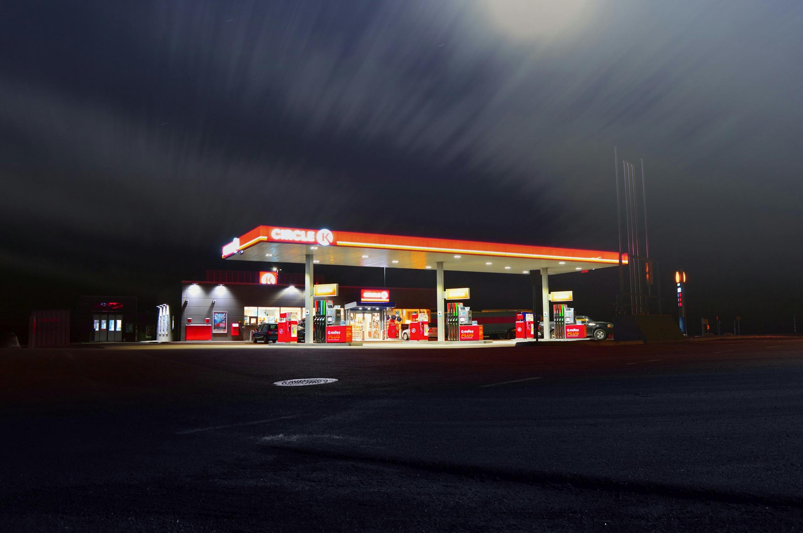 Cuánto cuesta mantener un carro con gasolina cara en 2026 y qué revisiones ayudan a gastar menos