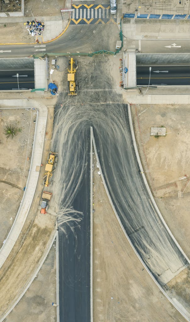 Imagen actual: Aerial shot of road construction site in Lima, showcasing infrastructure development in Peru.