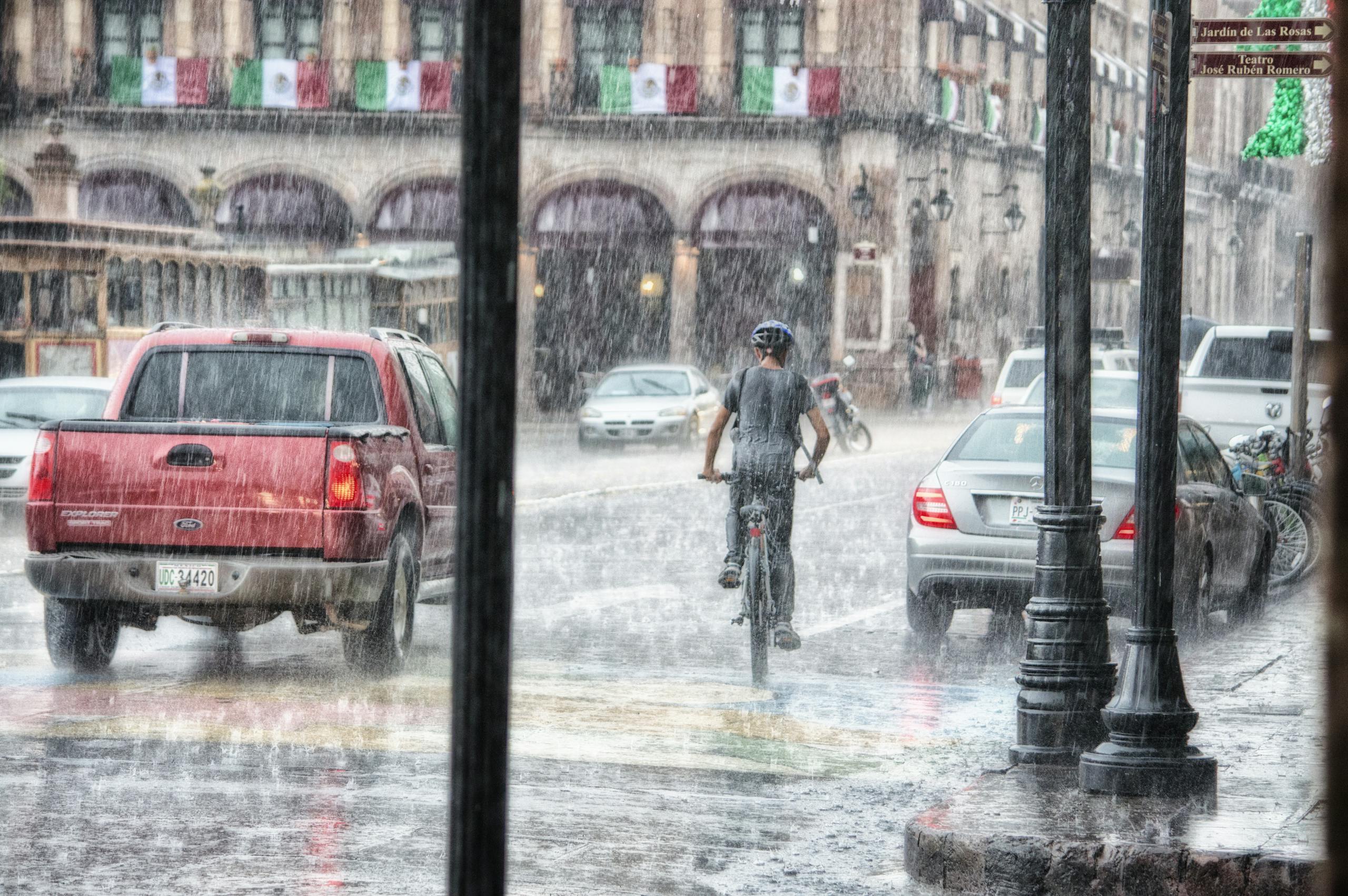 Cuánto cuesta reparar un carro después de una inundación y qué hacer en las primeras 24 horas