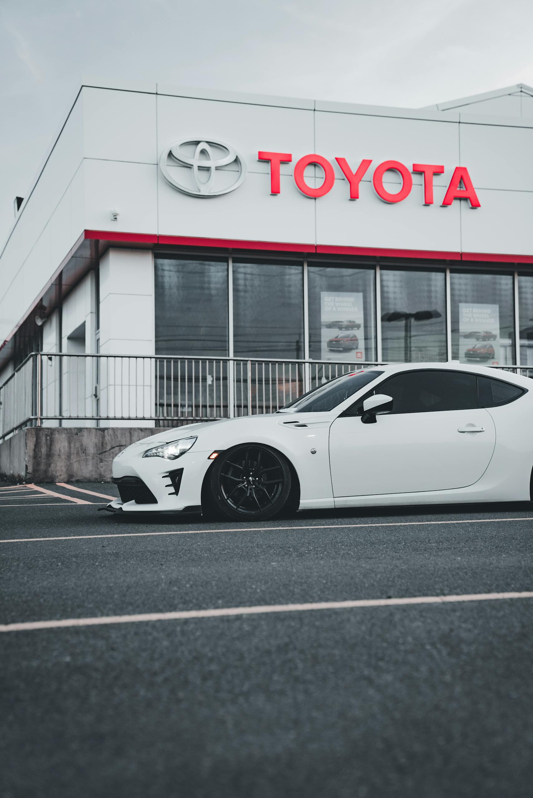 Cuánto cuesta el nuevo Toyota eléctrico 2026 y cuánto vale mantenerlo en Colombia