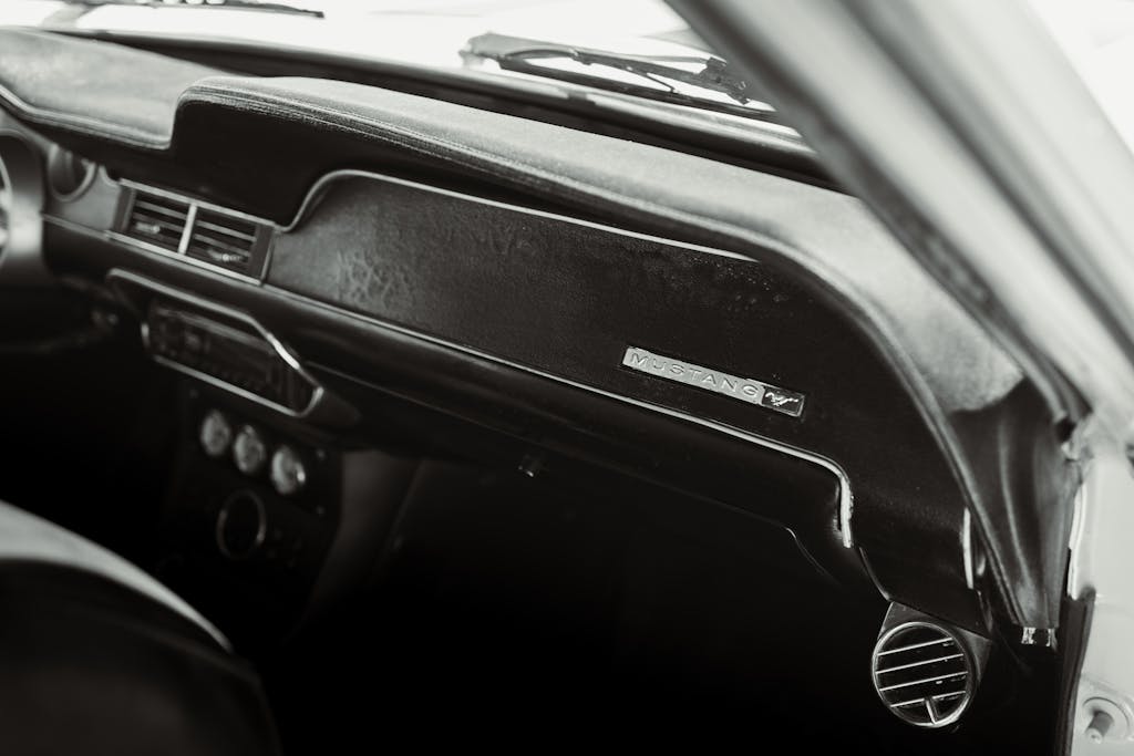 Imagen actual: Black and white interior of a classic Mustang car, captured in Los Angeles for automotive enthusiasts.