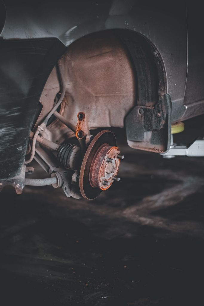 Imagen actual: Close-up of a rusty car brake system highlighting repair needs and maintenance.