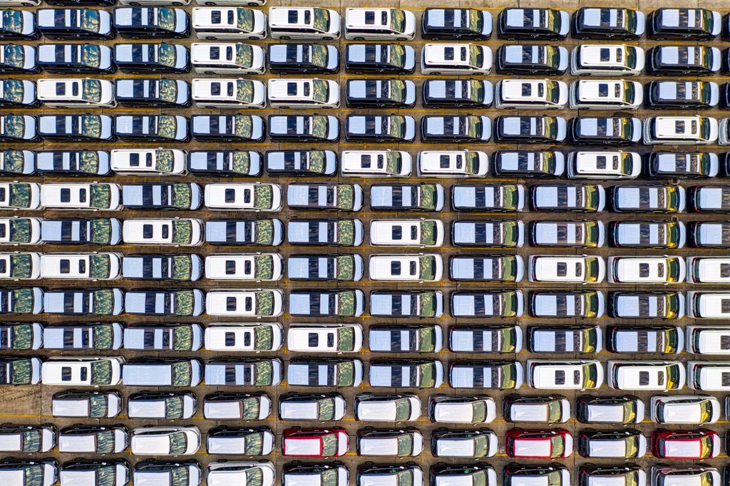 Imagen actual: Overhead drone shot showing perfectly aligned cars parked in Jakarta, Indonesia.